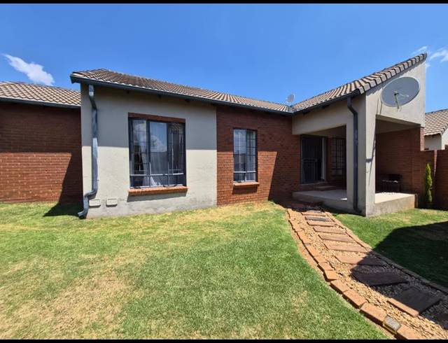 3 BEDROOM SIMPLEX FOR SALE IN MOOIKLOOF RIDGE ESTATE